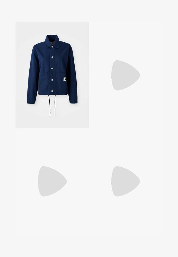 Veste bleu marine en tissu mélange de coton ; dotée d'une fermeture à boutons, de deux poches avant et d'un ourlet à cordon de serrage. Branding subtil sur la poche inférieure.; T-shirt en coton blanc avec une coupe décontractée, des manches courtes et un petit logo brodé sur la poitrine gauche.; Pantalons en denim blanc avec une taille haute et une coupe évasée. Comprend une fermeture à bouton et à fermeture éclair, des passants de ceinture et des détails de couture subtils.; Baskets en daim rose avec des rayures vertes, des accents blancs et une semelle en caoutchouc brun. Comportent un tissu texturé et un détail de logo sur le côté.
