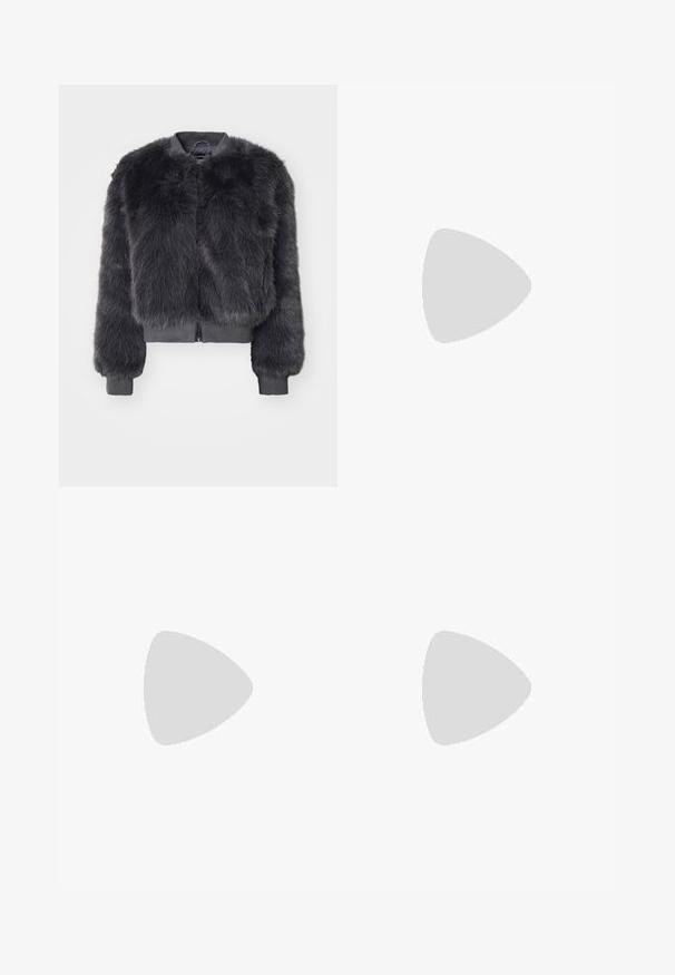 ONLY ONLMANNY - Vinterjakke - thunderstorm; Svart t-skjorte med korte ermer og rund hals, laget av mykt bomullsstoff. Enkelt design, ingen synlige logoer eller mønstre.; Sorte plisserte bukser med elastisk midje. Har vide ben og et glatt, strukturert stoff med vertikale striper.; Sorte lær ankelsko med en kraftig såle og elastiske paneler på siden, kombinert med mørkeblå jeans. Underlaget er lyst.