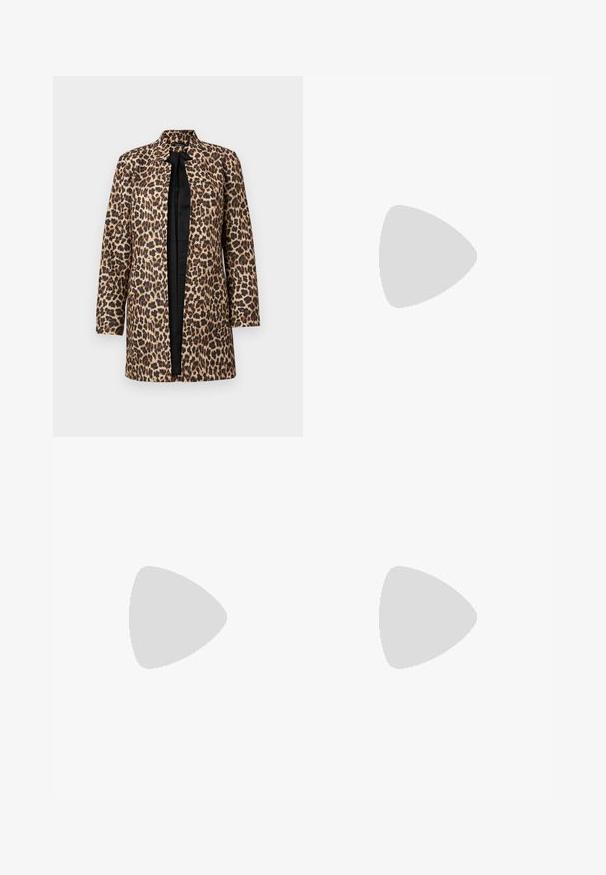 Palton cu imprimeu leopard, cu un design fără guler, mâneci lungi și interior negru. Are o croială lejeră și dreptă.; Bluză din bumbac neagră cu mâneci lungi, cu un decolteu tip bărcuță și o formă ajustată. Textură netedă cu un luciu subtil, fără modele sau accente distincte.; Blugi de denim de culoare albastru deschis, cu o croială dreaptă, cinci buzunare, o închidere cu nasture și fermoar și detalii subtile de decolorare pe material.; Adidași albi tip pantofi sport cu glezna din pânză, cu talpă din cauciuc negru, capac de vârf din cauciuc frontal și șase ochiuri pentru șireturi, având un design curat și minimalist.