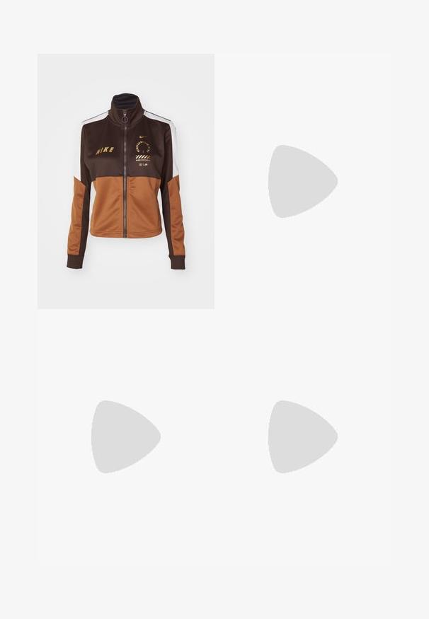 Nike Sportswear Tréning dzseki - brown/light british tan/sail; Rövid ujjú, világos rózsaszín, vágott póló, puha anyagból készült. Kerek nyakkivágással és kis fehér Nike logóval rendelkezik a mellrészen.; Világosszürke, bő szabású nadrág sima anyagból. Gumírozott derékrésszel és fekete Nike logóval a bal oldalon.; Nike sportcipők ezüst hálós felsőrésszel, fehér kiegészítőkkel és texturált talppal, lazán illeszkedő sötétkék nadrággal párosítva.