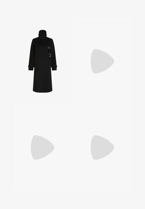 Svart kappa med hög krage, långa ärmar med uppvikta mudd, sidobälte och en smal, rak silhuett.; Svart oversized t-shirt i bomull. Har korta ärmar och rund halsringning. Framsidan pryds av vit text: "Karl Lagerfeld 21 RUE ST-GUILLAUME PARIS."; Svarta byxor med en mjuk tygkvalitet, rak bendesign och elastisk midja. Har vertikala sömdetaljer.; Svarta läderklackar med slingback, spetsig tå, smal klack och dekorativ spänndetalj på ovansidan. Slät struktur och stilren design.