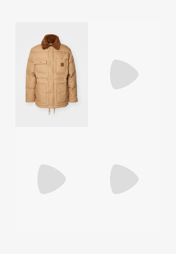 Doudoune marron avec un col en fausse fourrure marron, deux poches poitrine et deux poches inférieures. Comprend des finitions en métal doré et un ourlet à cordon.; Deux t-shirts en coton noir à manches courtes, à col rond, avec un logo discret sur l'ourlet inférieur. Design simple et texture lisse.; Pantalons marron à jambes larges en coton avec une fermeture à bouton devant, des passants de ceinture et une texture lisse et mate.; Baskets noir et blanc avec une tige en suède et cuir, comportant trois rayures blanches, un bout perforé et une semelle en caoutchouc gum.