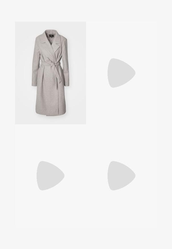 Světle šedý kabát z vlněné směsi s dlouhými rukávy, páskem v pase, klopovým límcem a dvěma předními kapsami. Vyznačuje se hladkou, měkkou texturou.; Tmavě šedý top s krátkým rukávem a lodičkovým výstřihem. Vyrobený z ribovaného materiálu, s volnějším střihem a čistým lemem. Jednoduchý design, bez vzorů.; Černé plisované kalhoty s elastickým pasem. Mají široké nohavice a hladkou, strukturovanou tkaninu s vertikálními pruhy.; Černé kožené lodičky se špičatou špičkou, kotníkovým páskem a silným podpatkem. Hladká textura, elegantní design a minimalistická estetika.