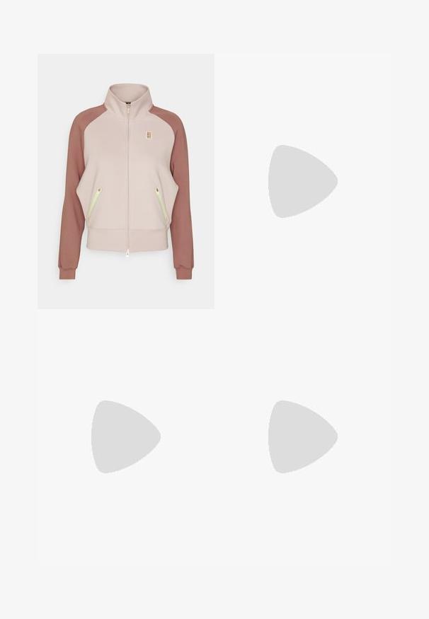 Nike Performance HERITAGE JACKET - Træningsjakke - platinum violet/smokey mauve/barely volt; Hvid kortærmet T-shirt lavet af glat materiale, med en rund halsudskæring og et lille gråt Nike-logo på brystet.; Sorte cropped leggings lavet af stretchy materiale, med en høj talje og blød tekstur, uden synlige mønstre eller hardware.; Sorte og hvide sportsko med en tekstureret overdel, fremtrædende Nike-swoosh og kontrasterende såledesign for forbedret greb og stabilitet.