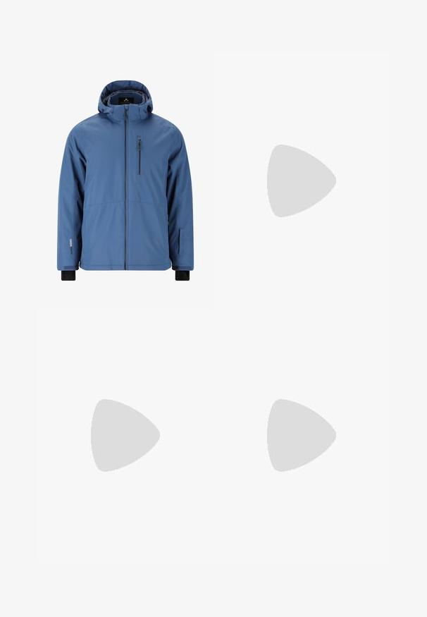 Blå vattentät jacka med hög krage, zip-försedd bröstficka och justerbara ärmslut. Tillverkad av hållbart, slätt material utan synliga mönster.; Vit sweatshirt med rund halsringning, långa ärmar och ribbad mudd. Har guldtryckt text över bröstet: "HZW (25-26) HOLZWEILER THE SUN."; Mörkblå träningsoverallbyxor med en bred bendesign, med vertikala krämfärgade ränder längs sidorna. Tillverkade av mjukt, texturerat tyg med elastisk midja.; Vita lädersneakers med en jämn yta, rund tå, platta snörningar och en strukturerad sula. Har en diskret logotyp på hälen.