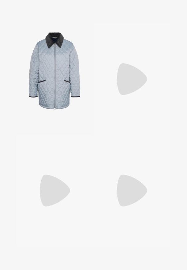 Barbour BARBOUR THE EDIT BY ALEXA QUILTED JACKET - Wintermantel - ice blue/navy; Ärmelloses Oberteil aus leicht beigem Stoff, mit rundem Ausschnitt und entspannter Passform. Glatte Textur ohne Verzierungen oder Muster.; Schwarze, weit geschnittene Jeans aus Denim mit hoher Taille, ausgestattet mit zwei vorderen Taschen, silberfarbener Hardware und sichtbaren Nahtdetails an der Vorderseite.; Schwarz Leder Ballerinas mit runder Zehenpartie und minimaler Naht. Niedriger, rechteckiger Absatz und glatte Textur. Dezente Innenfutterdetails.