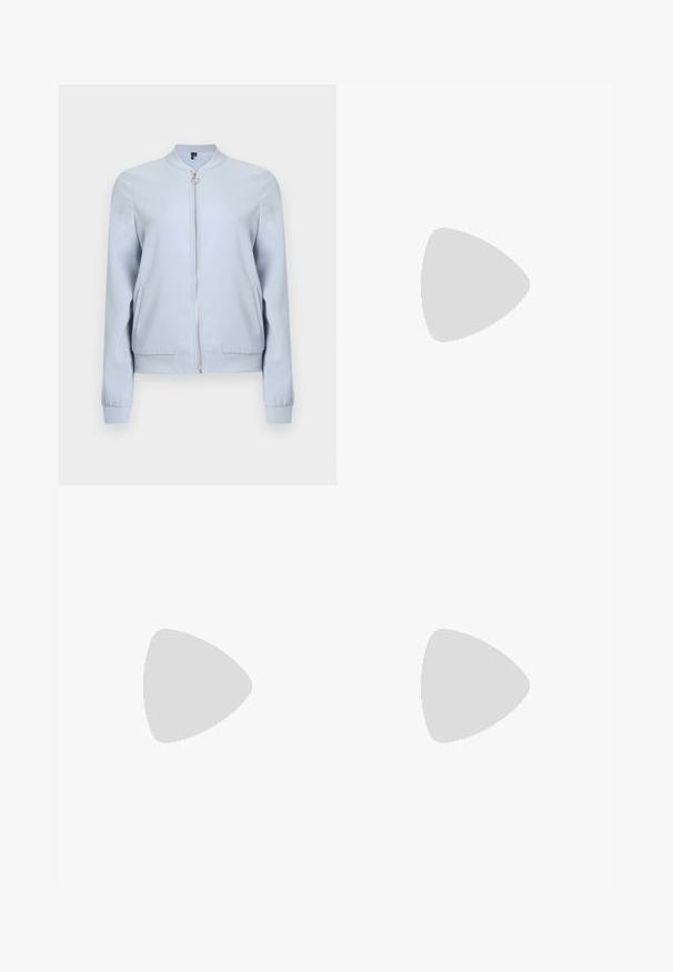 Veste bomber bleu clair avec col et poignets en maille, dotée d'une fermeture éclair frontale, de poches latérales et d'une texture de tissu lisse.; YAS YASMILLE - Polo - black/star white; Jean en denim bleu classique avec une coupe droite, cinq poches et une fermeture par bouton. Présente un lavage moyen et une texture robuste.; Chaussures à bout pointu en cuir verni noir avec un talon bloc et une bride à la cheville, accompagnées de jambières en maille grise et d'une jupe en daim marron.; Sac à main en simili cuir noir avec une texture crocodile, un dessus resserré et une sangle froncée. A l'apparence douce et compacte.