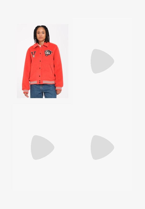 Rød fleecejakke med krave, sorte trykknapper, sidelommer og stribede manchetter. Har broderede tigermønstre og bogstavet "V" på. ; Hvid bomulds-t-shirt med en afslappet pasform, korte ærmer og et lille broderet logo på venstre brystområde.; Mørkeblåvidde cargo bukser fremstillet af et robust bomuldsstof, der har sidelommer og en knaplukning i taljen.; Lyseblå atletik sko med en overdel af mesh og syntetisk materiale, der har hvide prikker og reflekterende detaljer, snørebåndsdesign og polstrede såler.