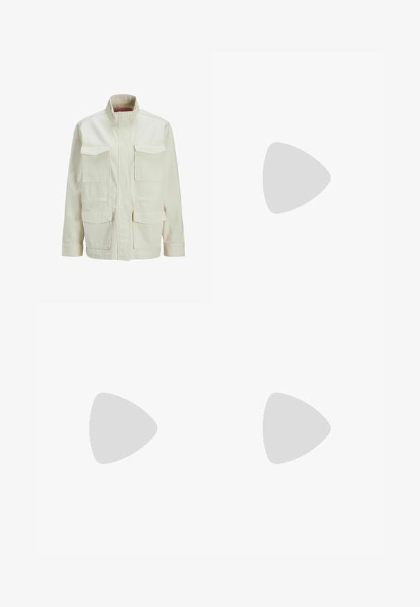 Crèmekleurige jas van een katoenmix, voorzien van een hoge kraag, twee borstzakken en twee zijzakken met een gestructureerde, boxy pasvorm.; Korte zwarte katoenen t-shirt met korte mouwen, voorzien van witte tekst "Vice Sportswear" en een ronde afbeelding aan de voorkant.; Zwarte sportbroek van een glanzende, gladde stof, met een elastische tailleband, wijde pijpen en een klein logo aan de linkerkant.; Lichtblauwe sportieve schoenen met witte accenten, textuurpanelen en een ritsluiting. Voorzien van een zichtbare luchtkussenzool en een rubberen buitenzool.