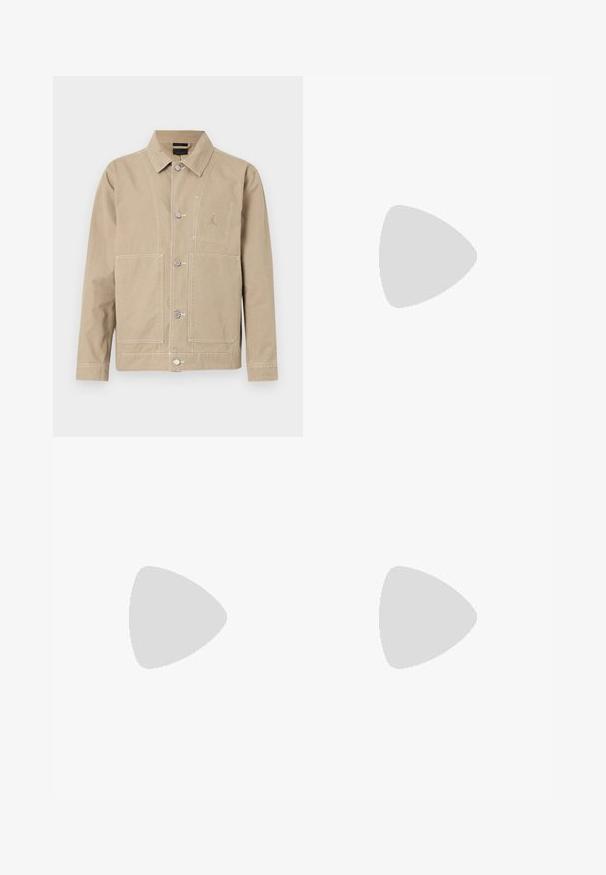 Béžová bavlněná bunda s límečkem, zapínáním na knoflíky, dvěma velkými kapsami a malým logem na hrudi.; Bílý bavlněný tričko s krátkým rukávem a kulatým výstřihem. Na hrudi má malé, nenápadné logo Nike a boží štítek.; Bílé kraťasy s elastickým pasem a šňůrkou, zobrazené na jednoduchém světlém pozadí. Vhodné pro každodenní nebo letní nošení.; Bílé sportovní boty s prodyšným svrškem, texturovanými akcenty a polstrovanou podrážkou. Spárovány s černými žebrovanými kotníkovými ponožkami na modrém kobercovém povrchu.