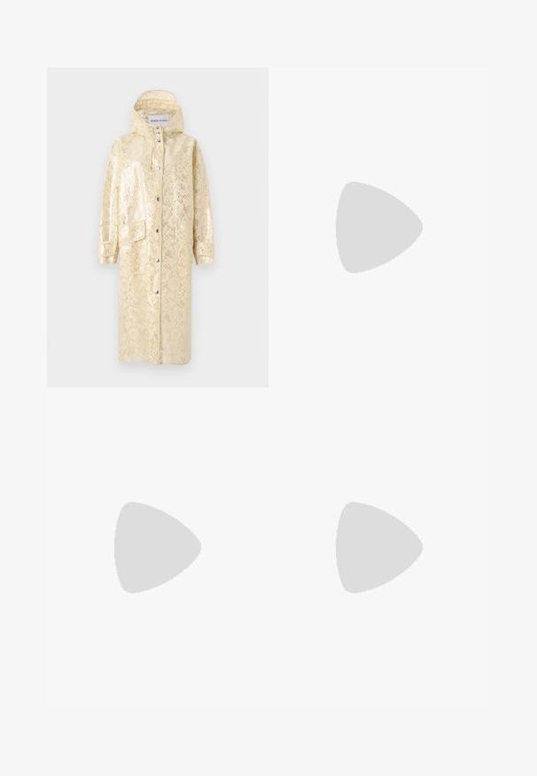 STAND STUDIO TRUE RAINCOAT - Jachetă parka - pina colada; Cămașă lungă, cu mâneci lungi, de culoare maro închis, cu două buzunare frontale cu clapetă și guler clasic, expusă pe un fundal alb simplu.; Șorturi din in bej, cu o croială relaxată, având închidere cu buton, design pliat și lungime până la genunchi. Textură netedă și stil simplu.; Pantofii cu toc înalt din piele neagră, cu vârf ascuțit și toc rotund, mimos. Textură netedă, cu un design elegant și minimalist.