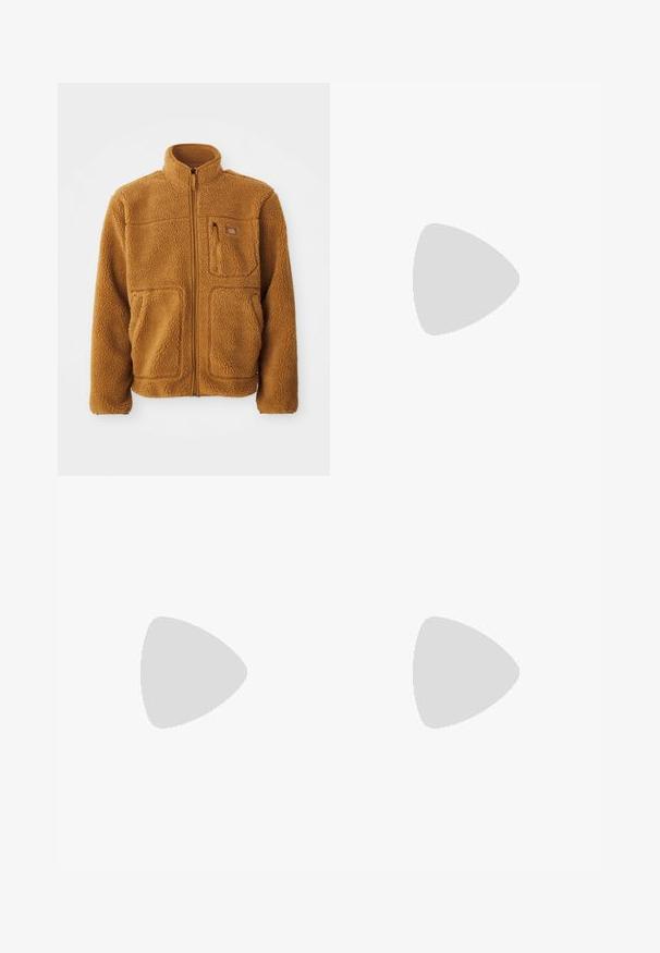 Fleece jas in een warme bruine kleur met een volledige rits, hoge kraag, twee voorzakken en een borstzak met ritssluiting.; Witte t-shirt met een rode ribbelsboord en manchetten. Heeft 'Prohibited' in het rood geborduurd op de voorkant in het midden. Boxy snit, korte mouwen.; Lichtblauwe denim jeans met een hoge taille, wijd uitlopende pasvorm en een subtiele vervaagde textuur. Voorzien van zijzakken en een ritssluiting.; Beige suède sneaker met drie donkerblauwe strepen, witte veters en een tan rubberen zool. Bevat een logo op de tong en de tekst "CAMPUS".