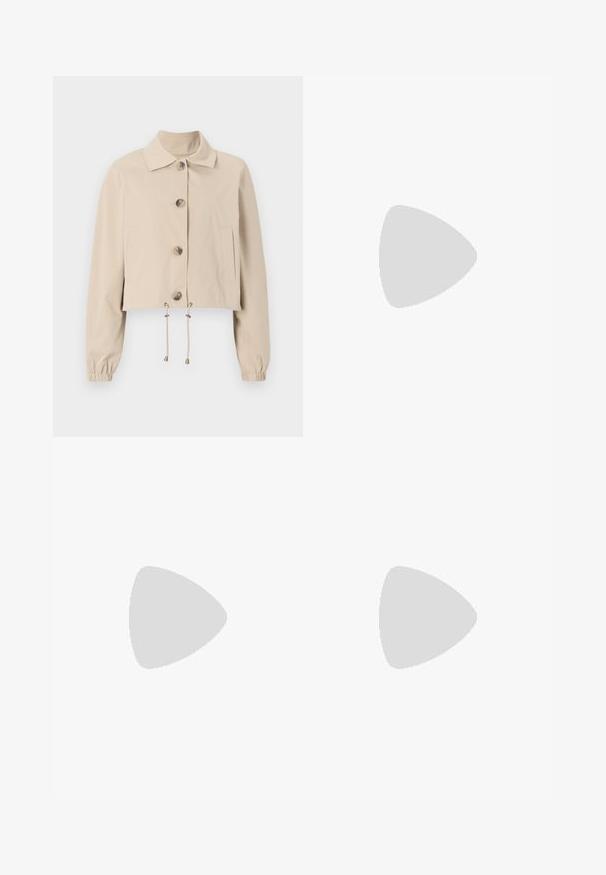 Beige kort jacka med krage, stora frambton, elastiska ärmslut och dragsko i nederkant. Har sidofickor.; Vit långärmad polotröja gjord av ett smidigt, stretchigt material. Har en hög krage och åtsittande design, utan synliga mönster eller dekorationer.; Ljusblå vida jeans i denim med hög midja, femficksdesign och subtila blekningar för en använd look.; Vita plattformssneakers gjorda av slät syntetiskt material, med rund tå, snörningsdesign och en texturerad gummisula. Svart hälaccent.