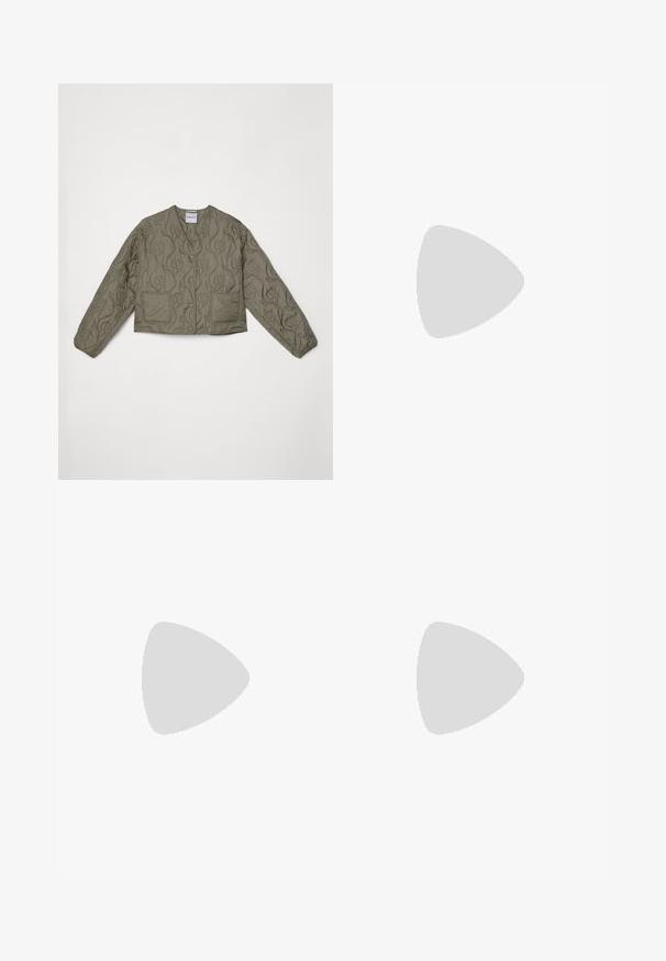 ASPESI GIACCA JANE - Veste mi-saison - verde; T-shirt en coton blanc avec des manches courtes, un col rond, une coupe décontractée et un ourlet cousu. Étiquette visible à l'intérieur du col.; Jean en denim bleu avec une coupe droite, doté d'une fermeture à bouton, de passants de ceinture et de poches avant. Fabriqué en tissu de coton texturé.; Escarpin en daim bleu marine avec un bout pointu et un talon bloc de hauteur intermédiaire. Texture lisse avec un subtil éclat et une petite découpe à l'avant.