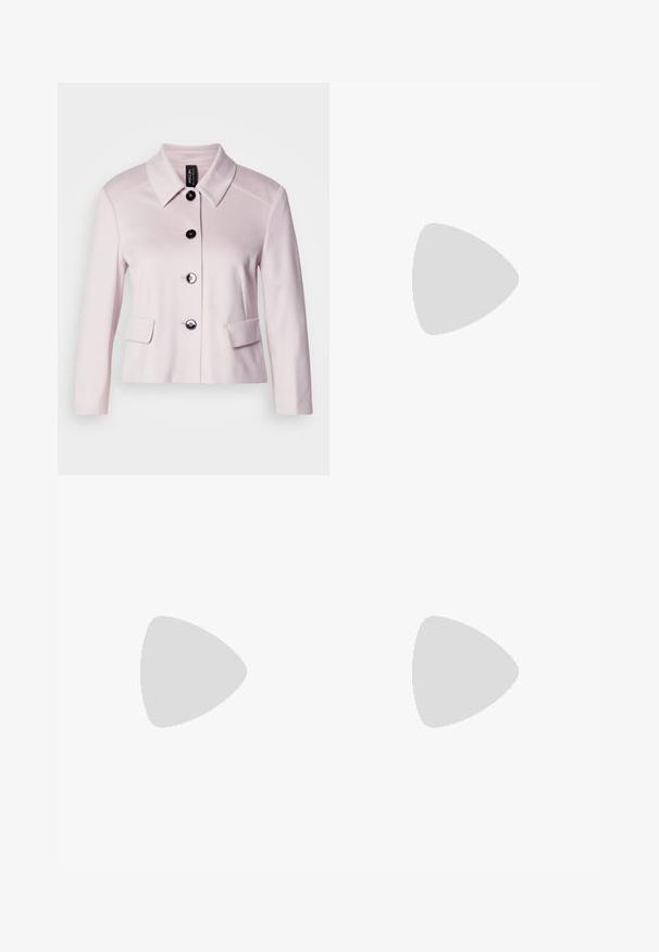 Lichtroze jasje met een ronde kraag, zwarte knopen en twee voorzakken. De gladde textuur en het op maat gemaakte ontwerp versterken de gestructureerde uitstraling.; Witte korte mouw t-shirt gemaakt van katoen. Heeft een ronde halslijn en een gladde textuur, met minimale stiksels zichtbaar aan de zoom.; Donkerblauwe wijde jeans van denimstof met een hoge taille, voorzien van oranje stiksels, een vijf-pocket ontwerp en een knoopsluiting.; Witte leren sneaker met gestructureerde accenten, platte veters en een minimalistisch ontwerp. Heeft subtiele branding aan de zijkant.; Zilveren metalen creolen met een gladde, glanzende oppervlakte en een gestructureerd, rond ontwerp. Voorzien van een scharnierende sluiting voor een veilige draagervaring.