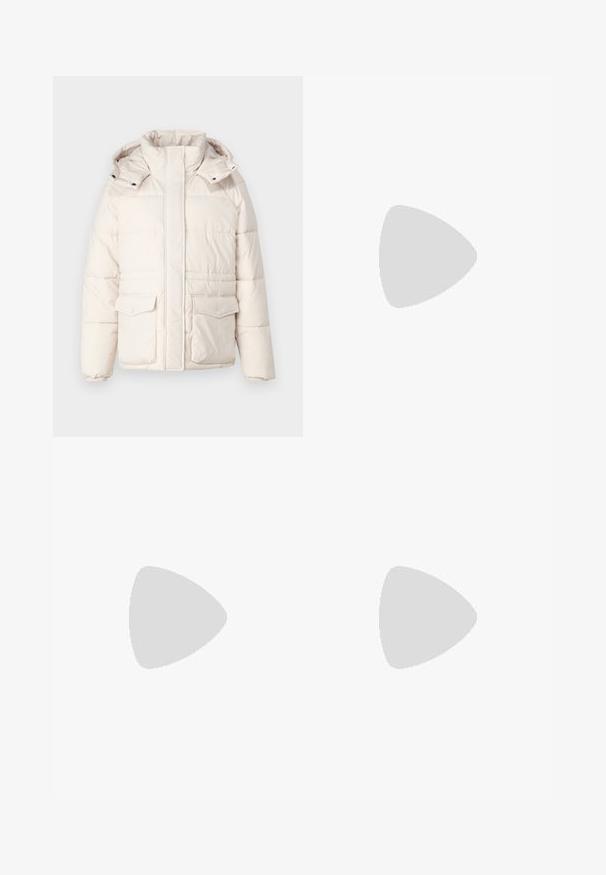 Doudoune blanche avec un col montant, capuche ajustable, deux poches à rabat à l'avant et poignets côtelés. Présente une texture matelassée pour l'isolation.; T-shirt noir à manches courtes en coton. Il présente un col rond, une coupe décontractée et un ourlet net sans motifs ni accessoires visibles.; Pantalons larges noirs à taille volante, dotés de deux poches latérales et d'un tissu lisse et léger. Pas de motifs ni de matériel visible.; Sandales à plateforme noires avec semelles épaisses et crantées, dotées de plusieurs sangles, présentant des boucles en métal et une texture lisse semblable au cuir.