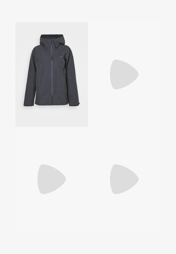 Patagonia STORM SHIFT - Lyžiarska bunda - smolder blue; Čierne tričko Columbia s bielou kruhovou grafikou hory a rieky a textom "Columbia Sportswear Company vonku od roku 1938."; Čierne legíny s vysokým pásom, so šnúrkou na stiahnutie, hladkou textúrou a priliehavým strihom. Obsahujú švy po stranách.; Čierna turistická obuv s polovičným strihom, s textúrovaným zvrškom, šedými akcentmi a odolnou gumovou podrážkou s protišmykovými hrebienkami.