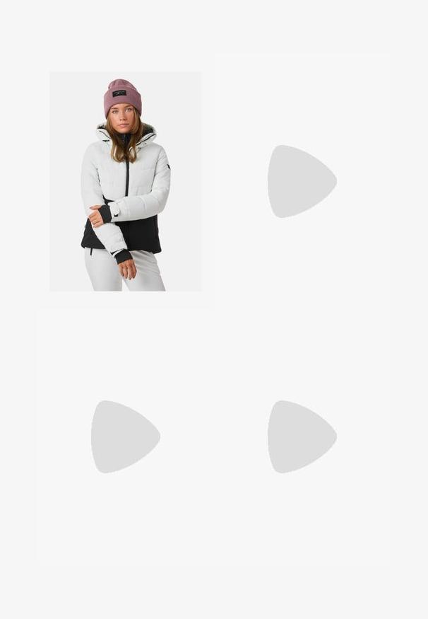 Puchowa zimowa kurtka w jasnoszarym i czarnym kolorze, z zapięciem na zamek z przodu, z dopinaną kapturem oraz pasującymi mankietami. Posiada naszywkę z logo na czapce.; Czarny prążkowany krótki top bez rękawów z okrągłym dekoltem. Wykonany z miękkiego, elastycznego materiału, z wykończonymi krawędziami.; Jasnoszare spodnie o szerokich nogawkach, wykonane z gładkiego materiału. Posiadają elastyczny pas i czarne logo Nike po lewej stronie.; Sneakers Nike z beżową i czarną siateczką, gumową podeszwą i teksturowanymi akcentami. Wyściełana środkowa część podeszwy zapewniająca wsparcie i komfort.