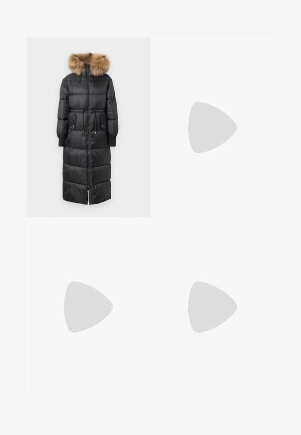 Cappotto lungo nero imbottito con cappuccio in pile tan removibile, polsini elasticizzati e chiusura con zip, dotato di due tasche laterali e design con vita arricciata.; T-shirt in cotone nero con maniche corte, caratterizzato da una grafica rosa di occhiali da sole e la scritta "Non tua ragazza" sulla parte sinistra del petto.; Pantaloni neri a gamba larga realizzati in cotone, con vita alta, ampie tasche laterali e vita con cintura arricchita da dettagli in metallo argentato.; Mocassini neri in pelle con suola piatta spessa. Punta arrotondata, dettaglio della cucitura frontale e accenti di cucitura sottili. Suola piatta e testurizzata.