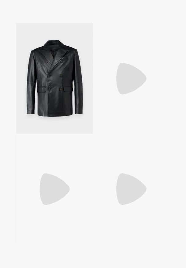 STUDIO ID ANTONIO - Lederjacke - black; Schwarzes, oversized T-Shirt mit kurzen Ärmeln und rundem Ausschnitt, mit sichtbarem Filippa K Markenlabel im Kragen.; Schwarze, plissierte Hose mit geradem, weitem Bein. Hergestellt aus glattem Stoff, mit Knopfverschluss und Gürtelschlaufen.; Schwarze Lederloafer mit strukturiertem Finish, ausgestattet mit einer silbernen Schnallenakzent und einem niedrigen Profil, entworfen für legere oder formelle Anlässe.