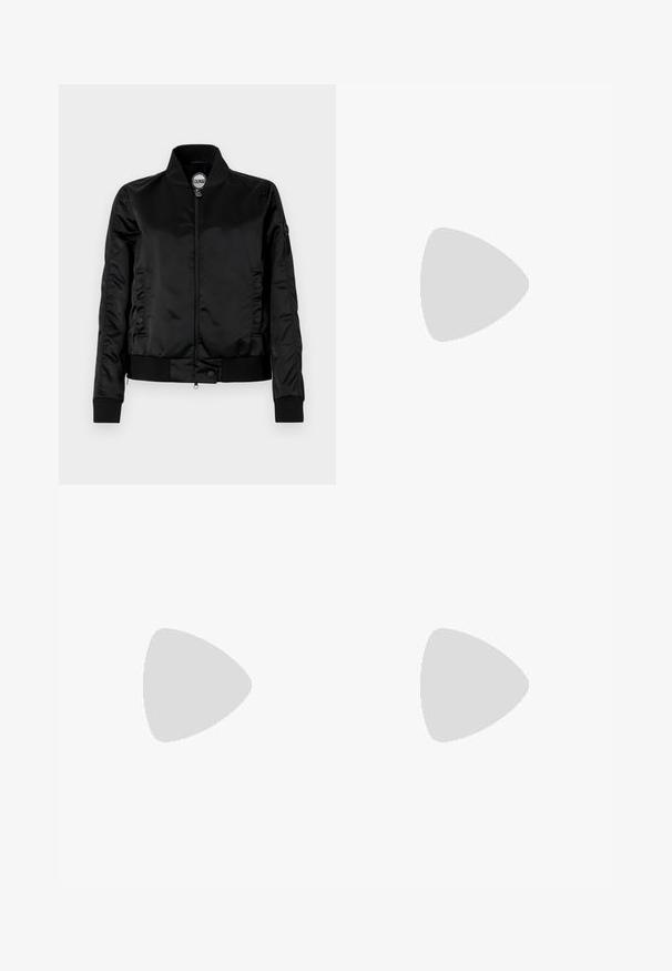 Μαύρο μπουφάν τύπου bomber φτιαγμένο από νάιλον με λεία υφή, κλείσιμο με φερμουάρ, ραμμένες μαν�σέτες και δύο πλαϊνές τσέπες με κουμπί. Διαθέτει λογότυπο στο μανίκι.; Δύο μακρυμάνικα πουλόβερ με γιακά, ένα λευκό και ένα μαύρο, κατασκευασμένα από μαλακό, ελαστικό ύφασμα, και τα δύο με κομψή εφαρμογή και ψηλούς γιακάδες.; Μαύρο, ελεύθερης εφαρμογής παντελόνι με ελαστική μέση και ρυθμιζόμενα κορδόνια στους αστραγάλους. Λείος ύφασμα με διακριτική γυαλάδα.; Λευκό δερμάτινο αθλητικό Παπούτσι με τρύπες στην μύτη, υφασμάτινη σόλα και λευκές κορδόνι, συνδυασμένο με φαρδιά κόκκινα παντελόνια και μπλε-κίτρινο φόντο.