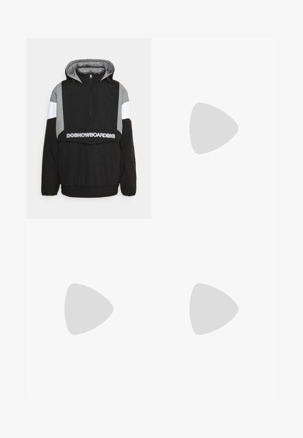 DC Shoes TRANSITION REVERSIBLE ANORAK - Casaco de snowboard - black; Camisola de manga longa preta, feita de algodão, com decote redondo, corte largo e punhos canelados. Textura suave sem padrões visíveis.; Calças pretas feitas de tecido suave, com um design de perna reta, dois pregas frontais e uma cintura padrão com passantes para cinto.; Sapatilha de couro preta com uma textura suave, bico redondo e atacadores planos, posicionada acima de uma superfície de madeira com grama verde ao fundo.