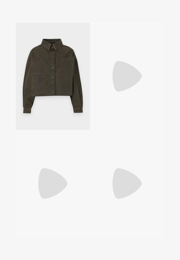 Giacca di jeans tagliata in verde scuro con chiusura a bottoni, colletto a punta e grande tasca sul petto. Presenta cuciture a contrasto e maniche lunghe.; Top senza maniche bianco realizzato in tessuto a coste, caratterizzato da un collo arrotondato e una silhouette aderente, con cuciture minime e senza decorazioni.; Pantaloni beige a gamba larga con una texture liscia, caratterizzati da una vita alta e due tasche frontali. Design pulito con una vestibilità sartoriale.; Sandal con tacco in pelle nera, punta quadrata, cinturino alla caviglia con fibbia dorata e tacco metallico slanciato. Texture liscia, design minimalista.