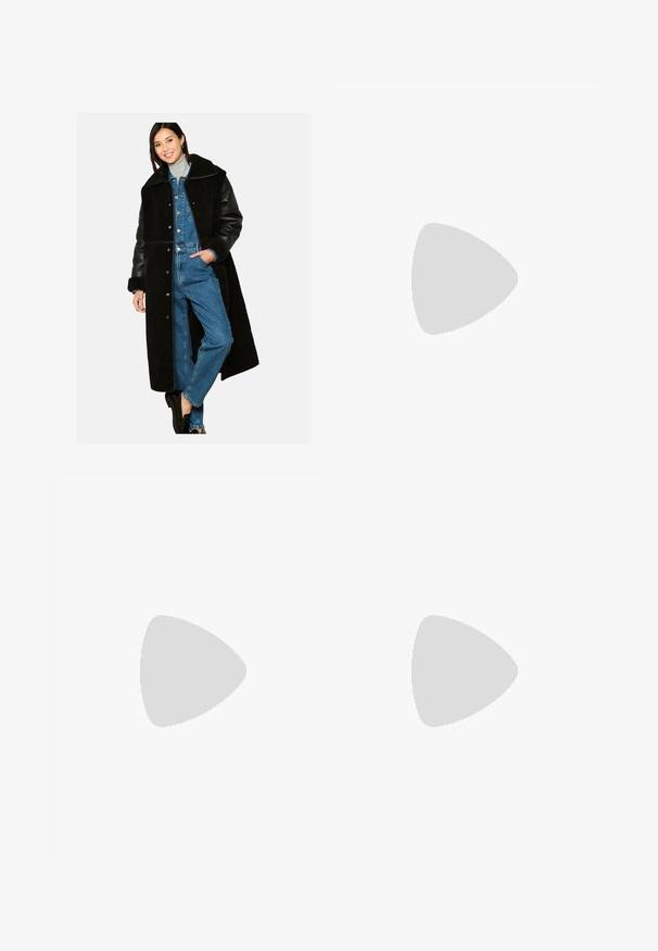 Zwarte schapenvachtjas met leren mouwen, oversized ontwerp, knoopsluiting, gedragen over een denim jumpsuit, met zakken en een hoge kraag.; Witte button-down shirt van soepel katoen met een klassieke kraag, lange mouwen en een subtiel logo op de borst. Voorzien van een knoopsluiting aan de voorkant.; Blauwe uitlopende spijkerbroek met een vervaagde wassing, vijf zakken en een knoopsluiting. Het materiaal heeft een denim textuur met subtiele stikseldetails.; Tan suède enkellaars met ronde neus, gestikte details, trekhaak aan de achterkant en een gestructureerde rubberen zool. Ontworpen voor comfort en warmte.