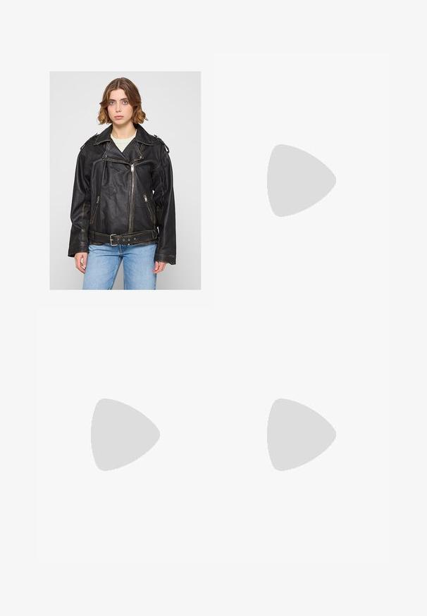 Černá kožená motorkářská bunda s vysokým límcem, stříbrnými zipy a páskovými detaily; má uvolněný střih a viditelné švy.; Černý top na ramínka vyrobený z bavlny, s kulatým výstřihem a širokými průramky. Hladká textura s prošitými lemy. Klasický, minimalistický design.; Černé kalhoty s rovným střihem, s předními kapsami a bočními rozparky na lemu. Vyrobené z jemné, hladké tkaniny. Vhodné na různé příležitosti.; Bershka Sandály na vysokém podpatku - black; Černé obdélníkové sluneční brýle s tmavými skly, hladkým plastovým rámem a zakřivenými stranicemi. Design je robustní s minimalistickou estetikou.