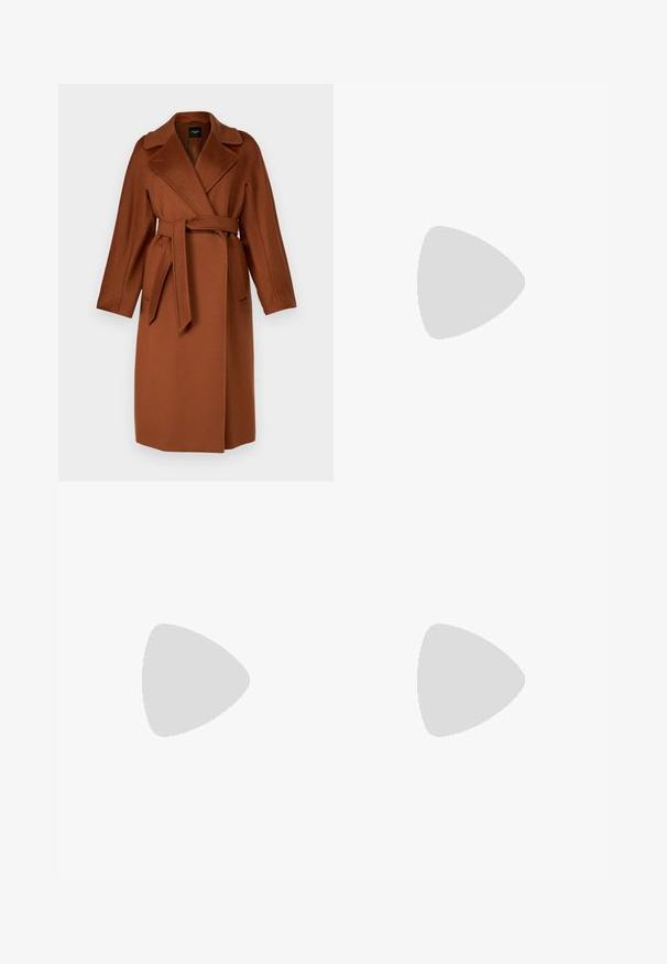 WEEKEND MaxMara RESINA - Abrigo clásico - cuoio; Top negro de manga larga con cuello alto, hecho de tejido suave, que presenta un cuello con volantes y una silueta ajustada con bordes simples.; Pantalones negros ajustados con un diseño de pierna recta, que cuentan con pasadores para cinturón y bolsillos laterales. Elaborados con una tela suave y un acabado limpio.; Bailarina de piel negra con punta redondeada, textura suave, detalle de costura minimalista y diseño de suela flexible.