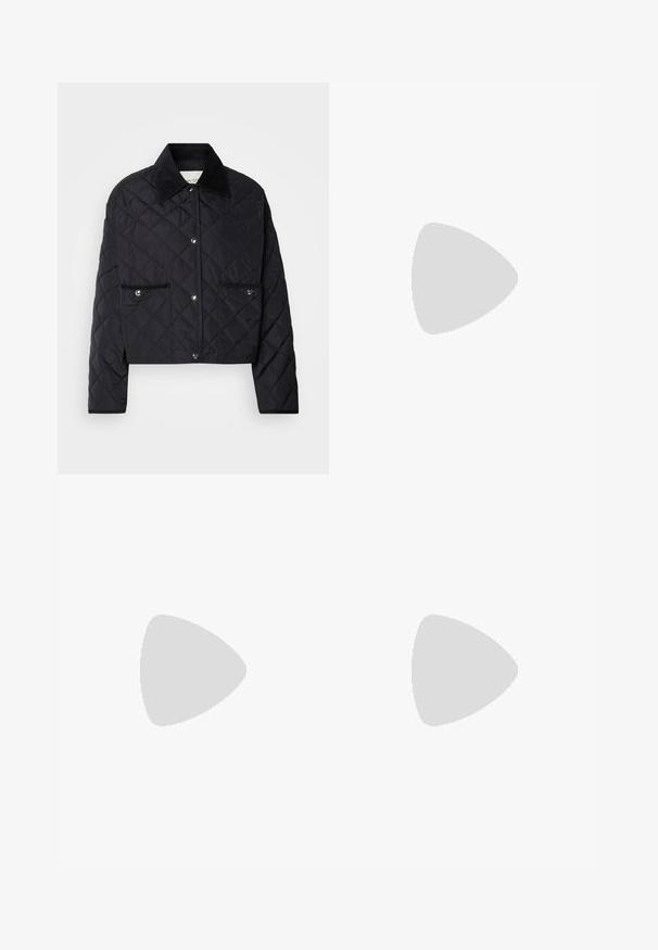 Melnā izšūta jaka ar īsu dizainu, korduroja apkakli, pogu aizdari un divām priekšējām kabatām ar sudraba aksesuāriem.; Balta kokvilnas topiņa ar platu kakla izgriezumu un plānām plecu lencēm. Gluda tekstūra bez redzamām apdrukām vai rotājumiem.; Melni platlegu bikses ar gludu tekstūru, augsto vidukli un tīru dizainu. Nav redzamu kabatu vai rotājumu.; Baltās ādas Mary Jane kurpes ar smailu purngalu, sānu sprādzi un zemu melnu papēdi. Gluda tekstūra un minimālisma dizains.; Sudraba gredzenveida auskari ar minimālistisku dizainu. Cirkulāra forma, gluda tekstūra un plāns profils. Vieglu svaru ar spīdīgu apdari.