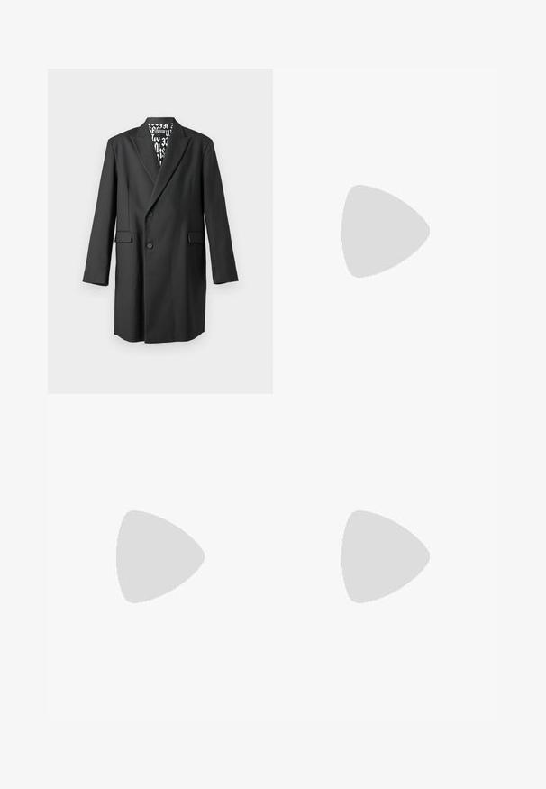 Čierny strihaný kabát s dvojradovým zapínaním, so zúženými klopami a dvoma prednými vreckami. Podšívka obsahuje kontrastný grafický vzor.; Čierne bavlnené tričko s krátkymi rukávmi s veľkým bielym nápisom "VERSACE JEANS COUTURE" na prednej strane. Klasický dizajn s okrúhlym výstrihom.; Čierne ľahké nohavice s elastickým pásom, sťahovacím pásom a zipsami na spodnej časti, ktoré umožňujú prispôsobiť veľkosť. Hladká, lesklá textura.; Čierne atletické tenisky s elegantným dizajnom, obsahujúce zlaté značkovanie, elastické šnúrky a štruktúrovanú podrážku s bielymi akcentmi.