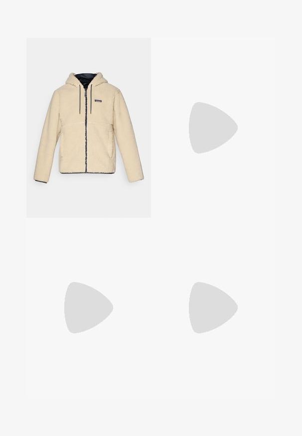 Kremkrāsas flīsa jaka ar kapuci, teksturēta auduma, priekšējais rāvējslēdzis un divi sānu kabatas. Iznākums ar tumšiem apmalēm un logotipa plāksteri.; Balts kokvilnas T-krekls ar īsām piedurknēm, apaļu kakla izgriezumu un kreisajā krūtī kabatu ar zilu "Patagonia" logotipu. Klasiska piegriezuma ar gludu struktūru.; Beige izņemamās bikses ar gludu tekstūru, kas aprīkotas ar divām sānu kabatām, pogu aizdari un ar iespēju uzrullēt piedurknes, lai nodrošinātu daudzveidību.; Tūrisma apavi olīvzaļā un melnā krāsā ar rozā akcentiem. Iespējas ietver teksturētu virsu, elastīgu zoli, pastiprinātu purngalu un krāsainu šņorējuma sistēmu.