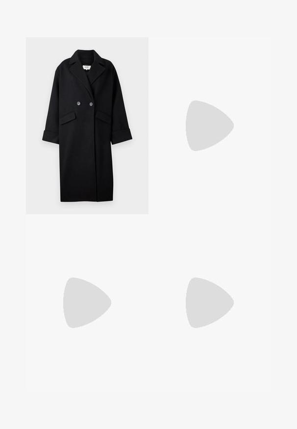 JDY JDYFREJA LONG COAT  - Casaco clássico - black; T-shirt de algodão preto com mangas curtas, apresentando um pequeno gráfico de borboleta rosa no lado esquerdo do peito. Design de gola redonda com um corte solto.; Calças retas pretas com uma cintura elástica, pregas frontais, tecido macio e sem padrões ou detalhes em metal visíveis.; Sandal com biqueira afilada em couro preto, com cinta no tornozelo e salto grosso. Textura lisa, design elegante e estética minimalista.