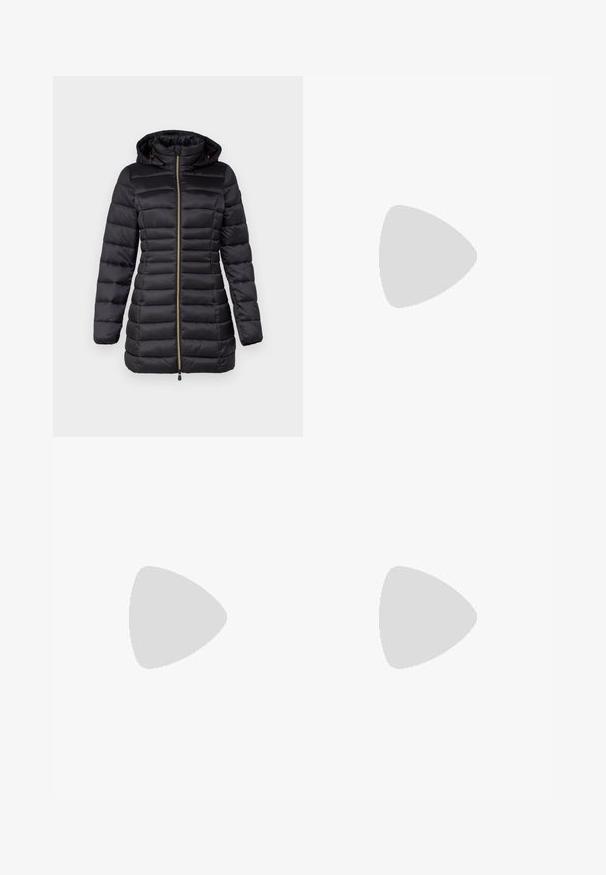 Save the duck REESE - Cappotto invernale - black; Maglietta in cotone nera con scollatura tonda, maniche corte e logo ricamato sul petto. Design semplice e vestibilità rilassata senza motivi.; Pantaloni neri su misura con un design a gamba dritta, caratterizzati da una texture liscia e pieghe ben definite sul davanti. Senza hardware visibile.; Tacchi slingback in pelle nera con punta affusolata, caratterizzati da un tacco alto e un accento dorato sulla cinghia regolabile. Texture liscia.