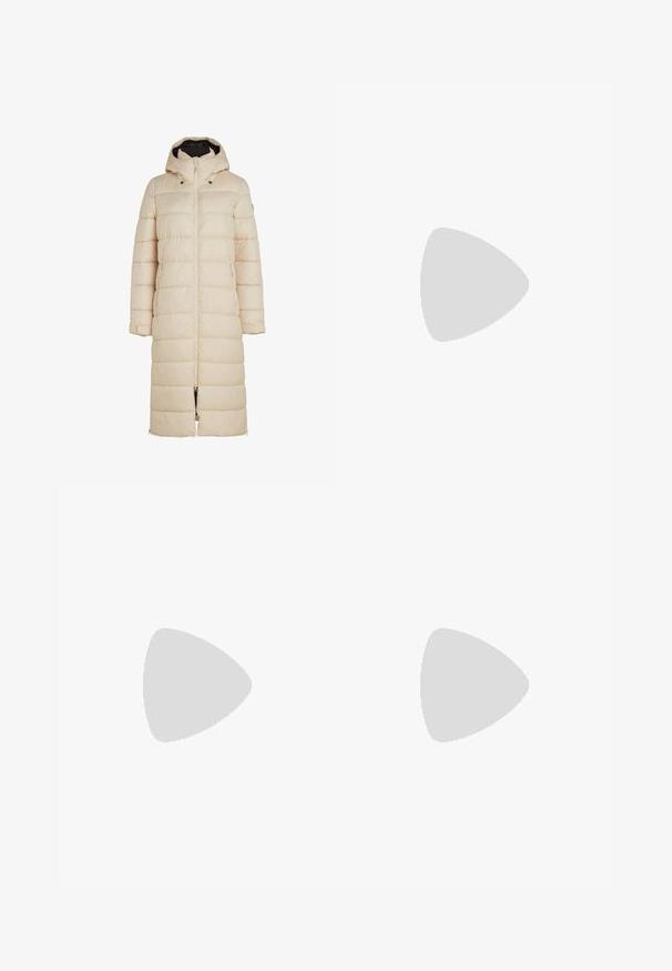 Gepolsterter langer Mantel in hellem Beige mit Kapuze, Frontreißverschluss und Seitentaschen. Verfügt über horizontale Steppungen und verstellbare Ärmelbündchen.; Schwarzes, kurz geschnittenes T-Shirt aus Baumwolle. Hat kurze Ärmel und einen runden Halsausschnitt. Glatte Textur mit einem schlichten Design, ohne zusätzliche Muster.; Schwarze, weit geschnittene Hosen aus glattem, glänzendem Stoff mit elastischem Bund und ohne sichtbare Taschen oder Metallteile.; Schwarze Canvas-Sneaker mit weißen Schnürsenkeln, weißer Gummikappe und einer massiven weißen Zwischensohle. Besondere Merkmale sind dezente weiße Nähte und eine Gummisohle.