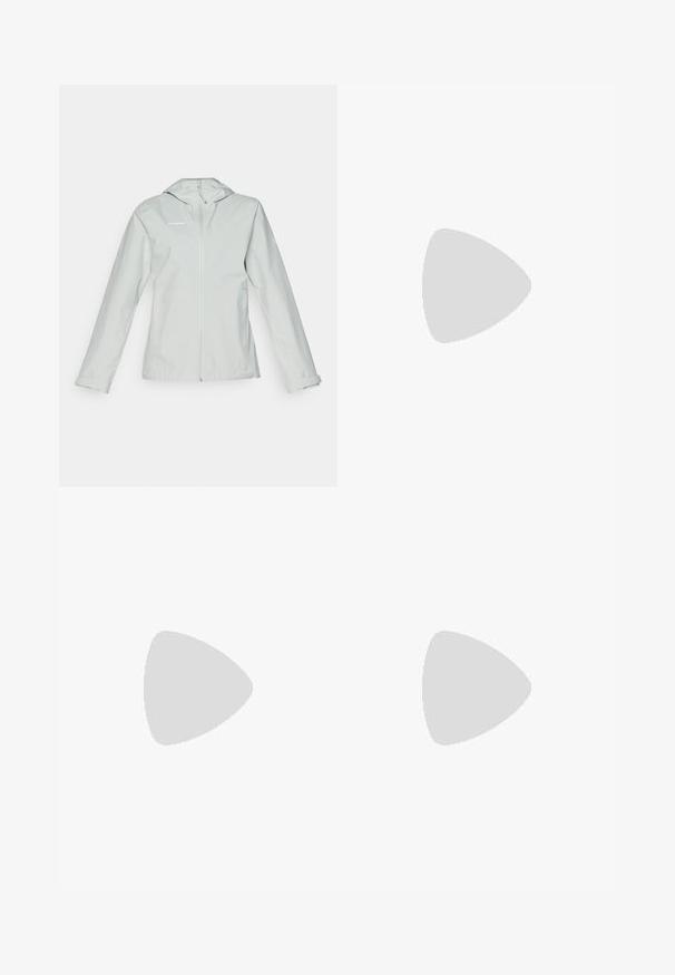 Casaco impermeável cinza claro com capuz, fecho frontal completo, mangas longas e dois bolsos laterais; textura suave e marcação mínima.; T-shirt de algodão preta com decote redondo e mangas curtas. Logótipo branco notável no lado superior esquerdo. Textura suave, ajuste casual.; Calças cargo pretas em nylon com fechos de correr removíveis, punhos ajustáveis, múltiplos bolsos e um logótipo na perna direita. Textura suave e leve.; Sapatilha atlética beige e creme com parte superior em malha texturizada, sobreposições de suporte e sola de borracha com um padrão de cravo para tração.