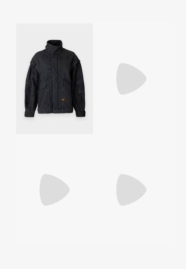 Sort højkravejakke med knappet front, klaplommer, quiltet albuedetalje og lille gul mærke nederst foran.; Hvid fitted top lavet af ribbet stof med cap sleeves og samlede detaljer i siderne for tekstur og form.; Grå flagrende bukser i et glat stof, med flad front, bæltestropper og en skræddersyet design med rene linjer.; Sorte patentlæder slingback hæle med spids tå og en geometrisk blok hæl. Har et elegant, minimalistisk design og en glat tekstur.