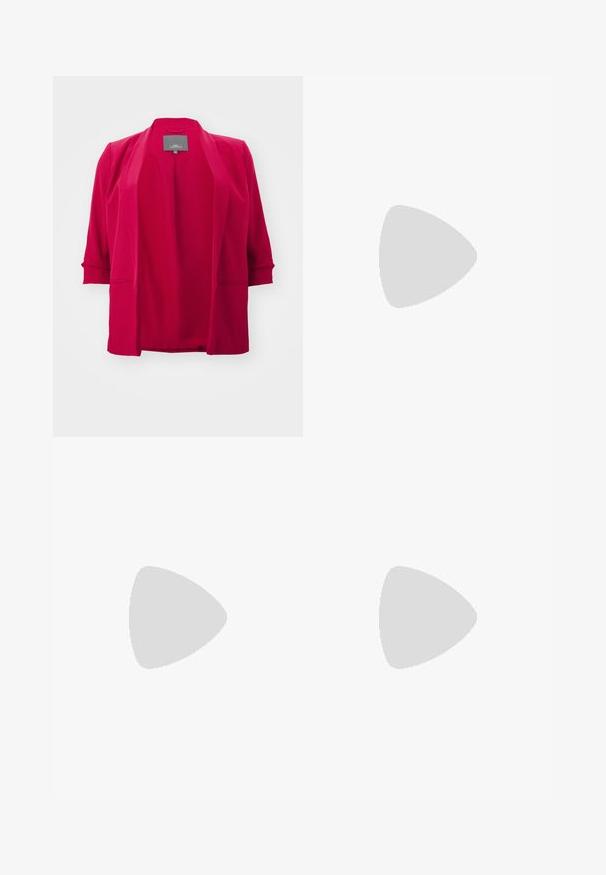 ONLY Carmakoma CARELLY 3/4 LIFE - Lühike jakk - sangria; Mustmust särk, mis on valmistatud puuvillast, lühikeste varrukatega, valge pika varrukaga kihi peal, millel on peene tekstuuriga muster. Ümar kaelus.; Mustast lõtvuvate pükste, mis on valmistatud venivast kangast. Omab kõrget vööd ja sujuvat, keha järgivat disaini, mis laieneb põlve alt allapoole.; Mustad mustad mustikad, millel on tugev kummist põhi, tekstuuriga kangast pealis, ümar varvas ja seotud disain. Omab tugevdatud silmuseid ja tagumist tõmbeotsta.