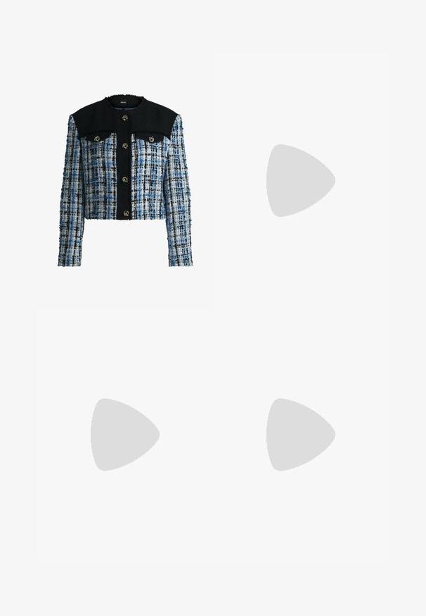 Kort jakke lavet af flerfarvet tweed i blå, hvid og sort. Har en sort krave og to frontlommer med guld hardware.; Sort bomulds t-shirt med rund halsudskæring, korte ærmer og et broderet logo på brystet. Enkel, afslappet pasform uden mønstre.; Sorte skræddersyede bukser med lige ben-design, der har en glat tekstur og skarpe folder langs fronten. Ingen synlige hardware.; Sorte læder slingback hæle med spids tå, der har en slank hæl og en guldfarvet detalje på den justerbare rem. Glat tekstur.