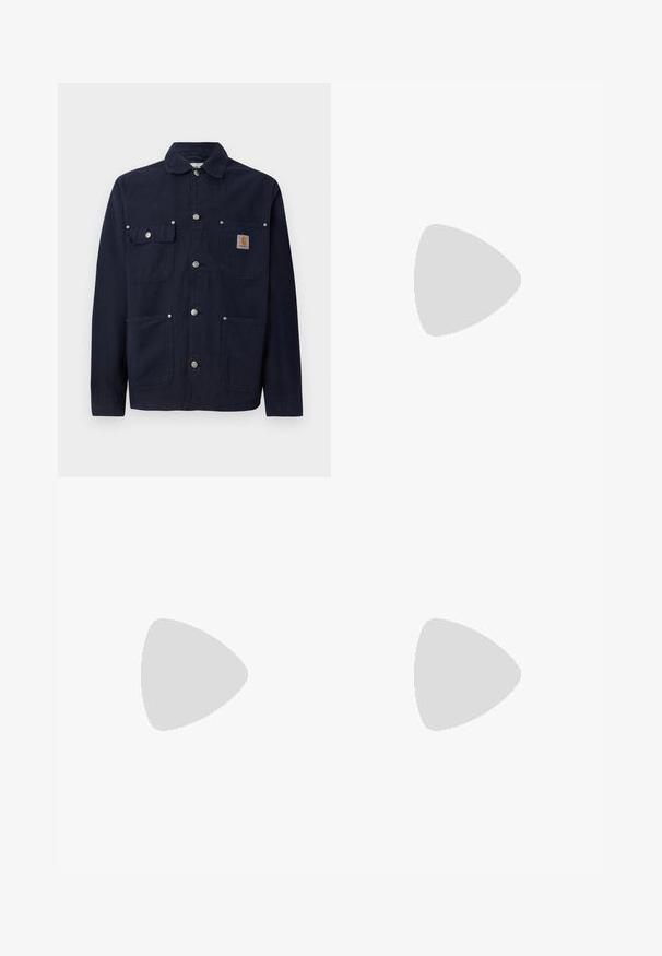 Chaqueta de algodón azul marino con cuello, cierre frontal de botones, dos bolsillos en el pecho con solapa y dos bolsillos laterales; botones de metal plateado.; Camiseta de algodón blanca con mangas cortas, cuello redondo y un pequeño logo negro en el lado izquierdo del pecho. Textura suave y corte estándar.; Pantalones de pierna ancha color beige claro, hechos de algodón. Cuentan con bolsillos frontales y cierre de botón. Textura suave con sutiles líneas verticales.; Zapatillas con parte superior de cuero crema y gamuza azul marino, que presentan una suela de aire visible, suela de goma beige y un acento rojo en el talón.