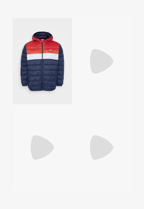 Jack & Jones JJVINCENT PUFFER HOOD - Allvädersjacka - tango red; Vit t-shirt med kort ärm i ribbad struktur. Rund halsringning, löst sittande passform, inga synliga mönster eller detaljer. Enkelt och mångsidigt design.; Svarta bomullsbukser med avslappnad passform och lätt stretch. Har en klassisk femfick-design och subtil textur, bärs med grå sneakers.; Svarta kanvas sneakers med bruna detaljer, vita gummisulor och bruna snören, i kombination med ljusblå raka jeans. Bakgrund av trägolv.