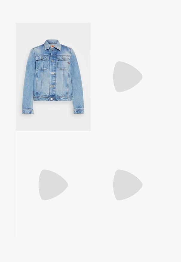 Veste en denim bleu clair avec deux poches poitrine, boutons en argent, col classique et poignets à boutons. Présente une texture délavée et des détails de couture.; T-shirt blanc à manches courtes en coton, avec un col rond et une coupe décontractée, sans motifs ni graphismes visibles.; Jeans en denim bleu clair avec une coupe large, des détails déchirés, un design à cinq poches et une fermeture éclair.; Mocassins en cuir noir avec une texture brillante, dotés d'une lanière penny classique et d'une semelle épaisse et robustes pour une meilleure adhérence.; Lunettes de soleil noires surdimensionnées avec des verres ovoïdes, monture en plastique lisse et accents dorés sur les tempes. Les verres sombres offrent une protection contre le soleil.
