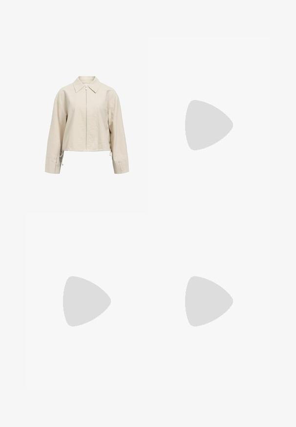 Beige kort jacka med spridd krage, dragkedja fram och långa ärmar. Har justerbara snörningsdetaljer i nederkant.; Vit skräddarsydd topp i ribbat tyg med korta ärmar och rynkade detaljer på sidorna för textur och form.; Vita vida byxor i vid passform gjorda av ett lättviktsmaterial. Har en elastisk midja med dragsko och sidofickor. Slät textur.; Ljusrosa mockaskor med vita ränder och snören, med en strukturerad tunga och en gummisula, placerade på en blå matta.