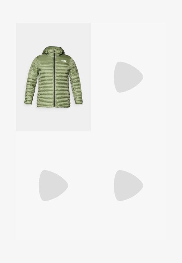 Olivovo zelená puffa bunda s kapucňou, s prešívaným dizajnom, zapínaním na zips a logom na hornej ľavej strane.; Čierne tričko s krátkym rukávom vyrobené z ľahkej tkaniny. Obsahuje malé biele logo na ľavej hrudi a jemné akcenty na pleciach.; Čierne športové nohavice vyrobené z ľahkej tkaniny, s elastickým pásom na šnurovanie, bočnými vreckami a zúženými manžetami na členkoch.; Čierna športová obuv s vrchnou časťou z jemnej sieťoviny, gumovou podrážkou a polstrovaným golierom. Obsahuje šnúrky, logo na strane a textúrovaný dizajn.