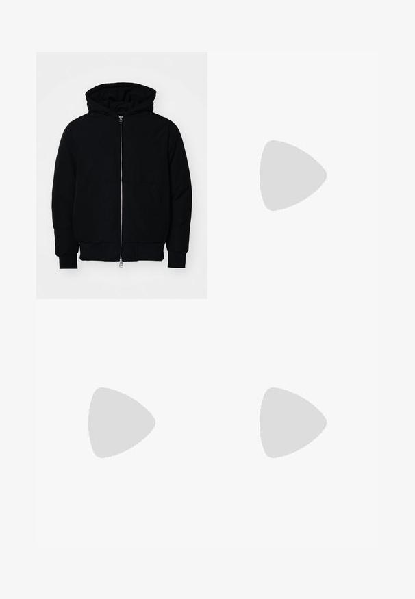 Schwarze Kapuzenjacke mit Frontreißverschluss, Kängurutasche, gerippten Bündchen und Saum, auf einem schlichten weißen Hintergrund präsentiert.; Schwarzes T-Shirt aus Baumwolle mit kurzen Ärmeln. Auf der Vorderseite befindet sich ein grünes "ROOTS"-Logo, es hat einen runden Halsauschnitt und eine normale Passform.; Schwarze Cordhosen mit geradem Bein, vorderem Knopf, Reißverschluss, Gürtelschlaufen und Fünf-Taschen-Design auf einem schlichten hellen Hintergrund.; Leder-Sneaker in Schwarz- und Cremetönen, mit perforierten Akzenten, einem gepolsterten Kragen und einer strukturierten Laufsohle.