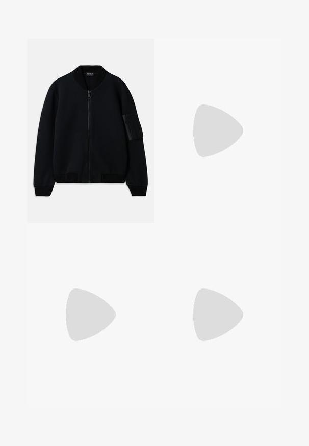 Sort zip-up bomberjakke med ribbet krave og manchetter, der har en lynlåslomme på ærmet og en glat tekstur.; Hvid kortærmet polo-shirt med et struktureret mønster, v-hals og blødt stof. Har subtile, rene linjer og en afslappet pasform.; Filippa K TERRY CROPPED TROUSERS - Bukser - sage melange; Sorte læderloafers med en glat overflade, rund tå og en dekorativ strop over vampen. Lav hæl med stabeldesign, minimalistisk stil.