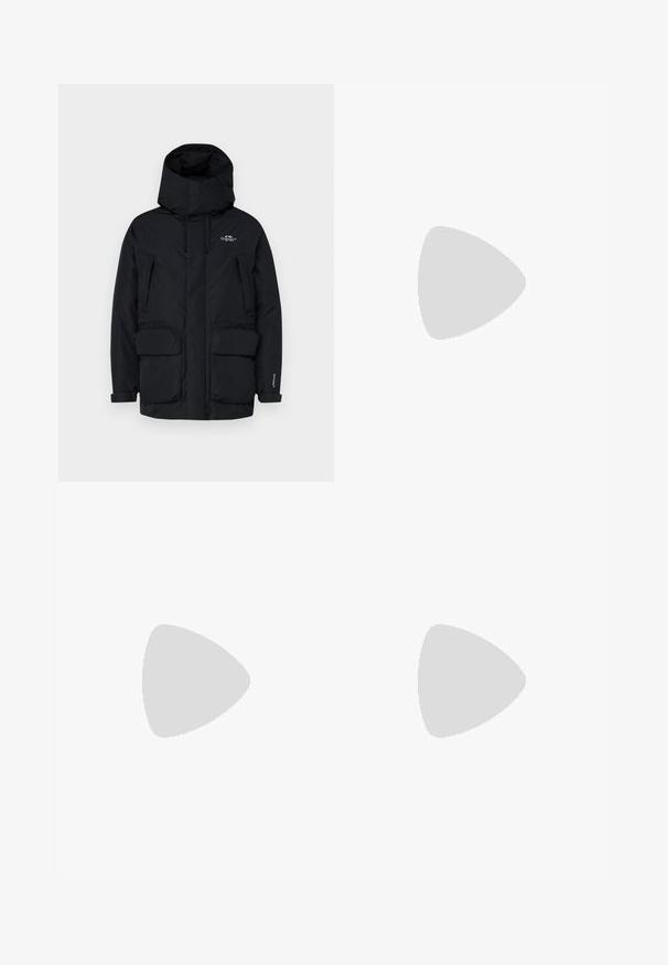 Sort isoleret parka-jakke med høj krave, justerbar hætte, to store forlommer og en lynlåslomme i siden til opbevaring.; Sort bomulds T-shirt med rund halsudskæring, korte ærmer og lille hvid logo tekst på venstre bryst. Enkel design, klassisk pasform.; Sorte bukser lavet af bomuld. De har et lige ben-design med lynlås og knaplukning i taljen. Enkle og udekorerede.; Sort slip-on sneakers med tekstureret læderoverdel, hvid gummisål og uden synlige snørebånd. Har brandlogo på siden.