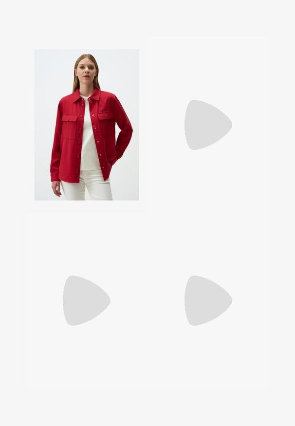 Giacca rossa in tessuto robusto. Presenta un collo a camicia, due tasche frontali e bottoni a pressione. Indossata sopra una maglietta bianca.; T-shirt bianco a maniche corte con scollo rotondo, vestibilità comoda, realizzato in un tessuto morbido. Senza fantasie o dettagli, con orlo standard.; Jeans beige a gamba larga con vita alta, dotati di chiusura a pulsante, tasche frontali e orlo sfrangiato. Realizzati in tessuto denim.; Steve Madden ALLIANCE - Decolleté - brown; Borsa a tracolla in pelle marrone con forma curvata, hardware dorato e un dettaglio con fibbia. Presenta una tracolla rimovibile.