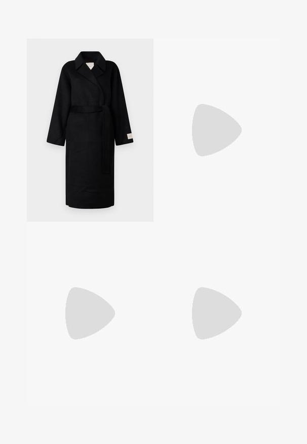 Zwarte wikkeljas van zachte stof, met een notch-kraag, brede mouwen en een bijpassende strikceintuur. Label op de linkermouw met logo.; Zwarte katoen T-shirt met een ronde halslijn, korte mouwen en een witte geprinte "Calvin Klein" logo en "Established 1968" tekst.; Lichtblauwe denim jeans met een hoge taille, wijde pijpen, twee zijzakken en geplooid ontwerp. Zachte textuur met een vervaagd uiterlijk.; Zwarte puntige slingback schoen met een lage hak, gemaakt van soepel leer en voorzien van een uitsnede aan de zijkant voor ventilatie.